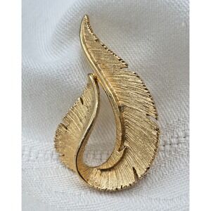 Vintage Sarah Coventry Brooch Feather Brite Leaf‎ Gold Tone Textured Feather Pin